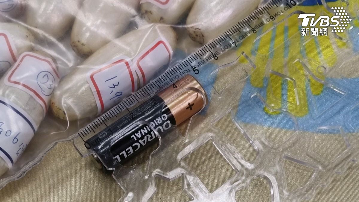 經清點，每顆膠囊約長6公分、寬2公分，比三號電池還大，總計101顆，市價約2000多萬元。（圖／TVBS）