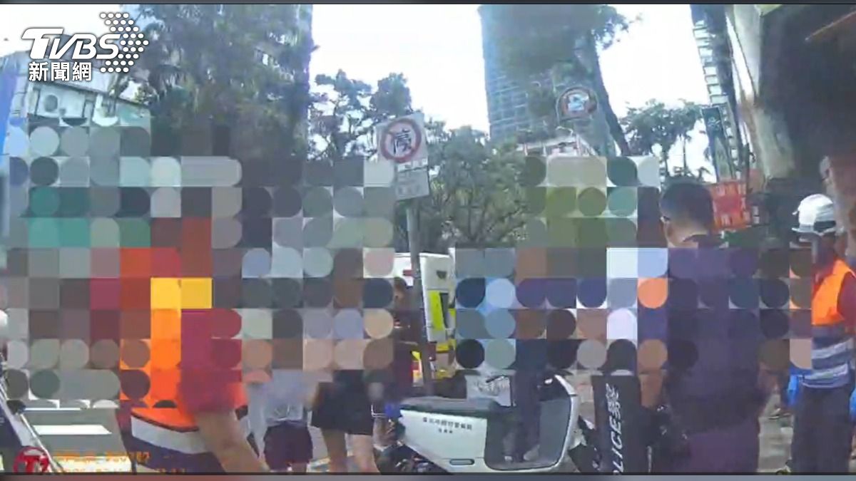 路人嚇傻閃避!北車後站行車糾紛 2駕駛扭打翻滾失控