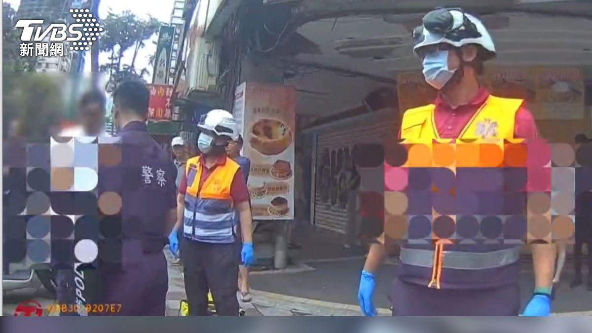 行車糾紛當街互毆,警消到場。(圖/TVBS)