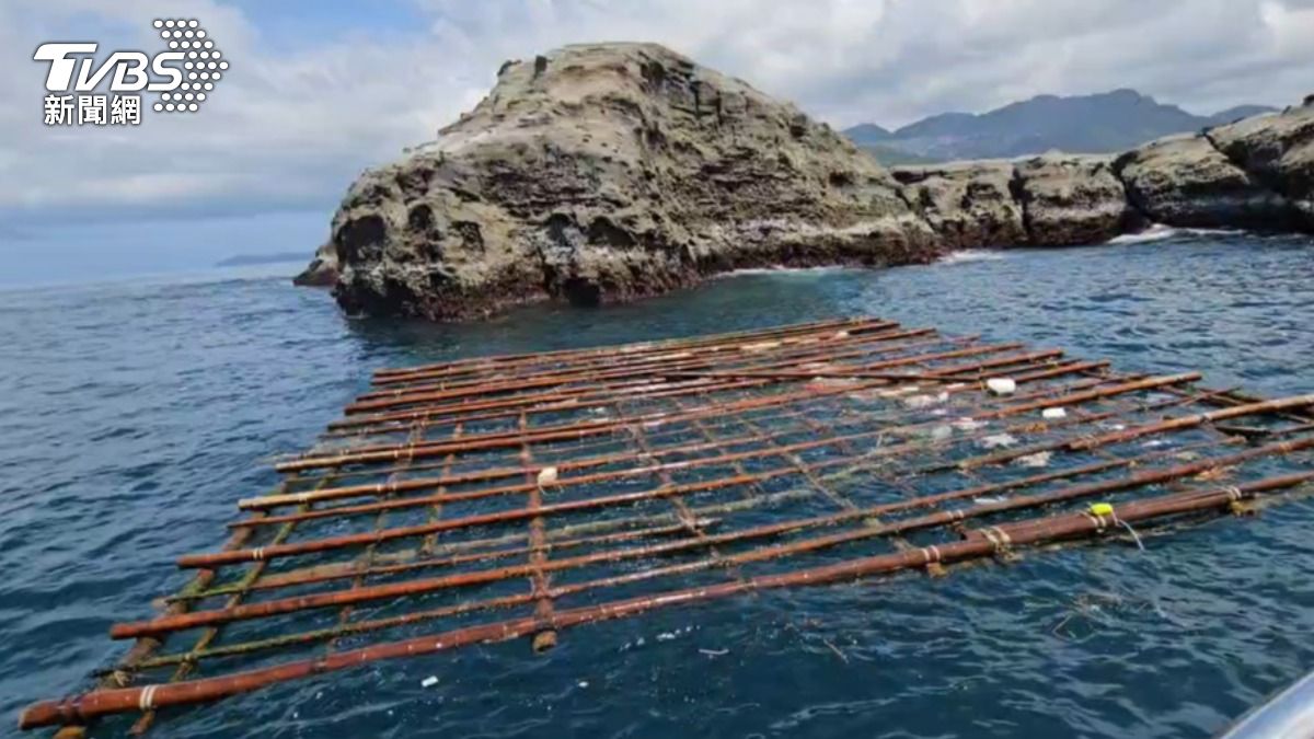 大片蚵棚隨著洋流漂流，出現在基隆外海。（圖／TVBS）