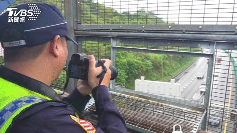 提案要求,高舉發路段至少應公開道路功能與設計速率、公告速限調整理由、實際車速分布、交通量、車種組成、事故率、主要肇因、測速設備設置前後的事故及傷亡變化,以及速限標誌位置與可視距離。(圖/TVBS)