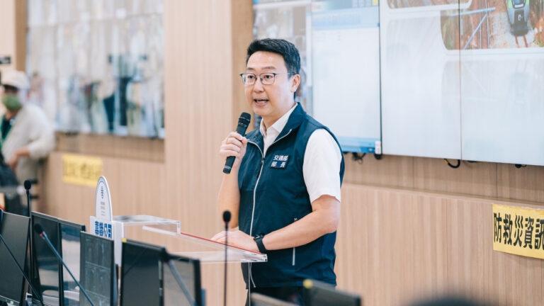 提案要求,各縣市應公開年度交通罰鍰總收入、分配對象、用於案件處理、執法設備、資訊系統、宣導教育及實體道路工程的金額與比例,並揭露高舉發路段實際投入多少道路改善經費。(圖/翻攝自陳世凱臉書)