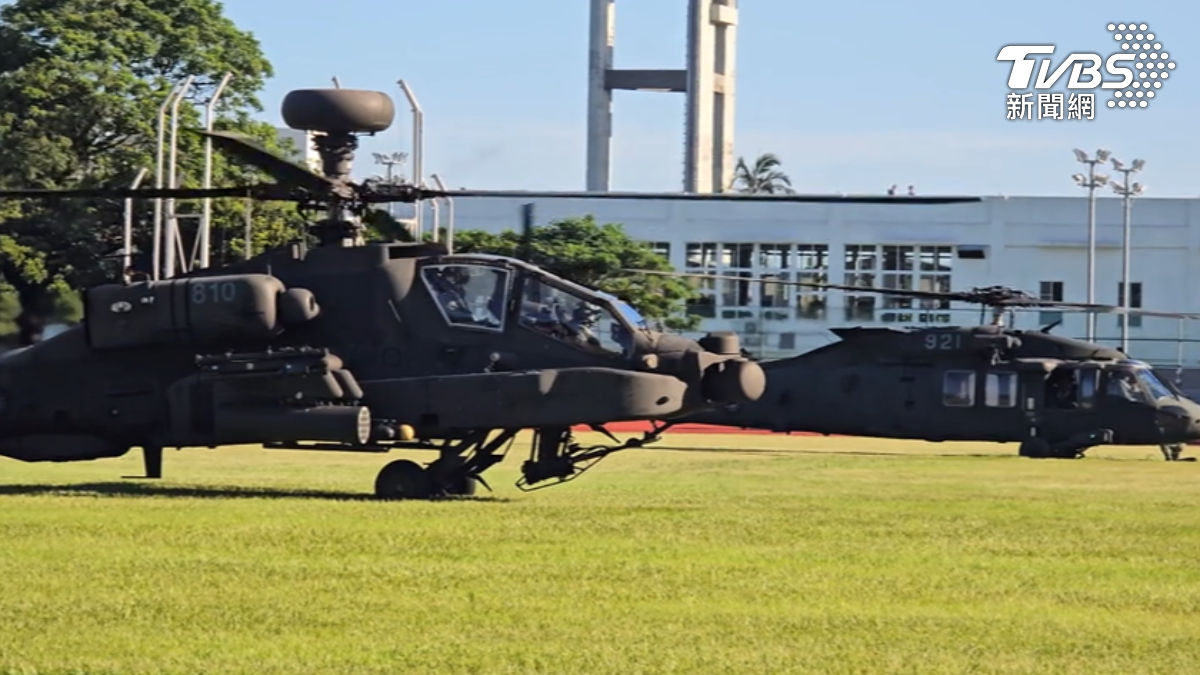 軍用直升機「阿帕契」與「黑鷹直升機」降落中央大學草皮,吸引軍事迷圍觀拍攝。(圖/TVBS)