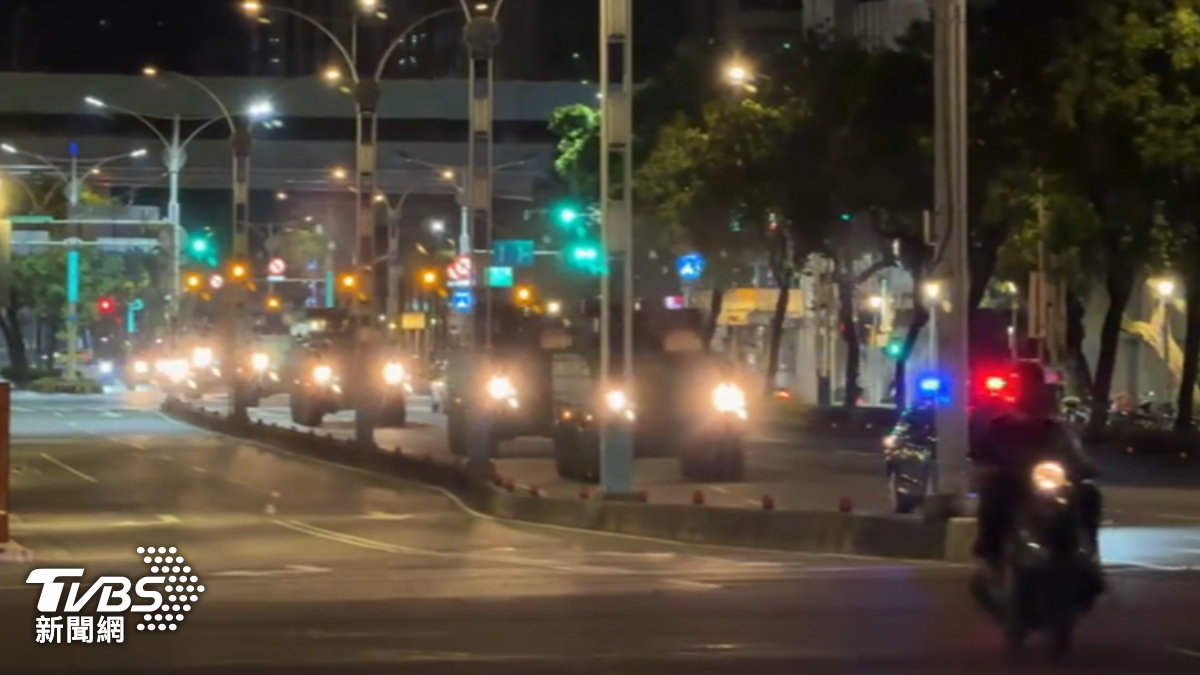 台北街頭出現好幾輛甲車。(圖/TVBS)