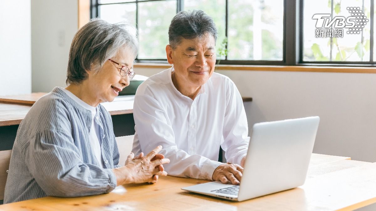 日本一對夫妻本想著退休後可以快樂旅遊，沒想到兒子一則LINE卻使計畫泡湯。(示意圖／shutterstock 達志影像)