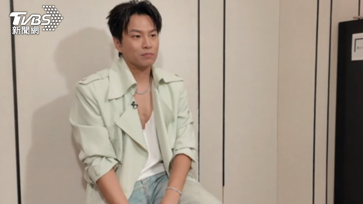 阿弟以本名蕭景鴻發個人專輯,暢聊24年來的演藝起伏。(圖/TVBS)