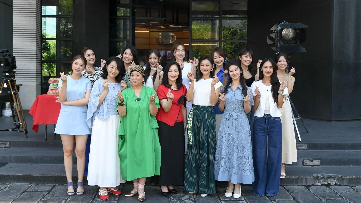 《針線緣》舉行開鏡典禮,女演員群一同合照。(圖/三立提供)