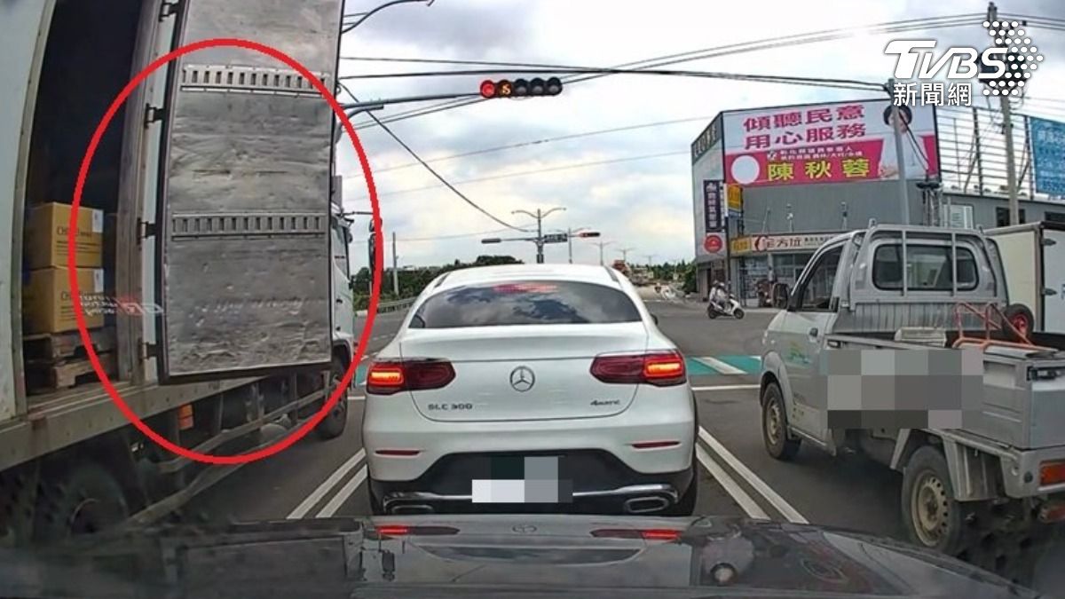 離譜!大貨車車門一路敞開 先撞休旅車又差點刮賓士