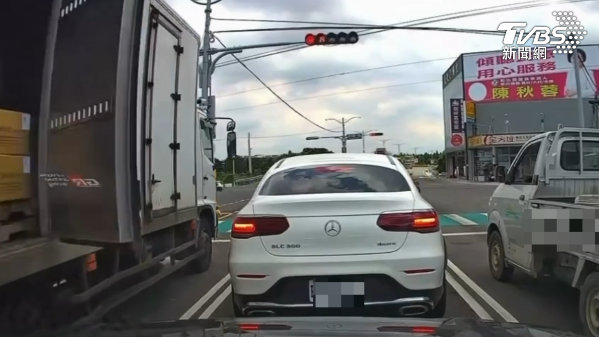小貨車先刮中一輛汽車的後視鏡。(圖/Threads 123321egg)