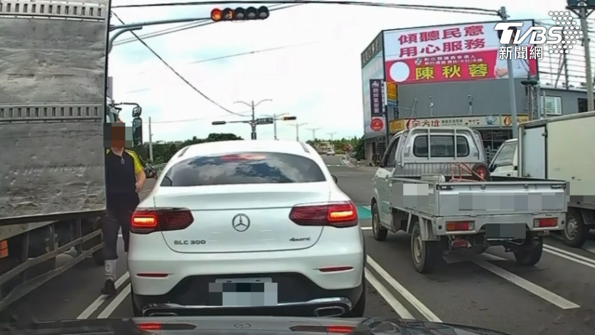 司機緊急下車查看。(圖/Threads 123321egg)