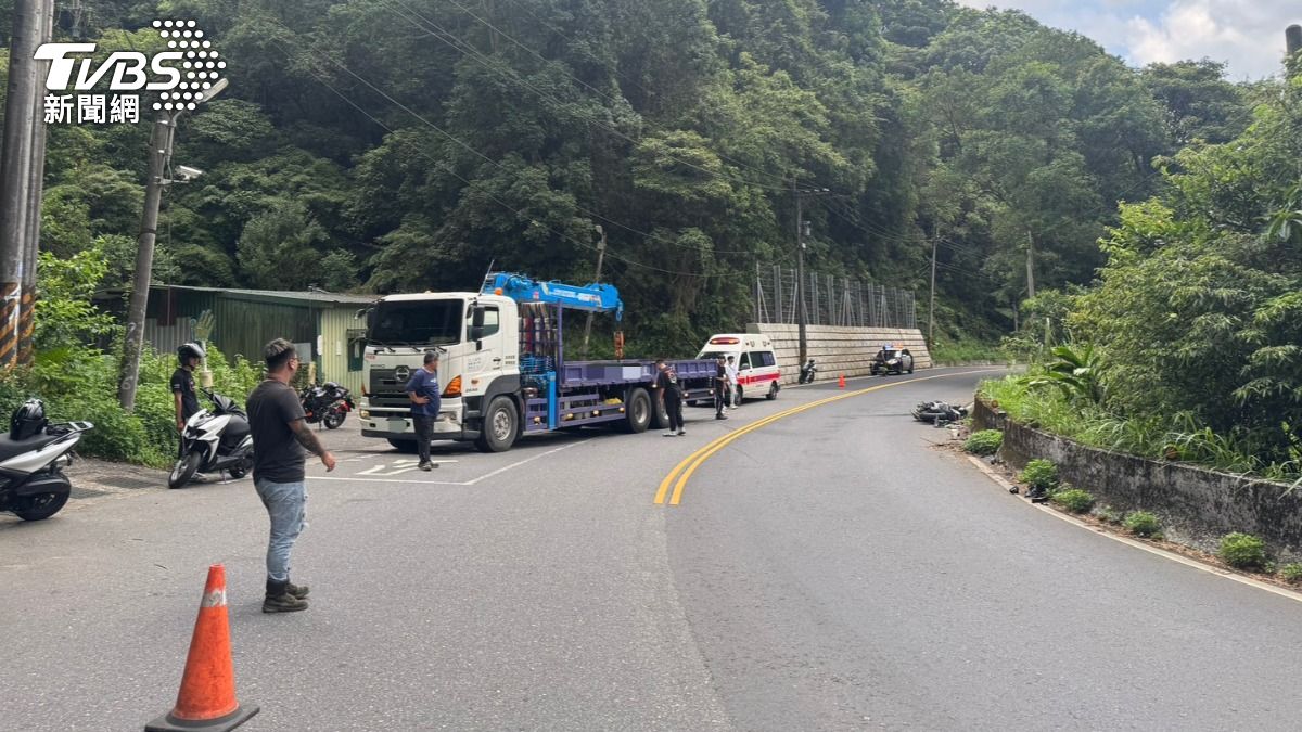 有片/北宜跑山出事!重機騎士過彎「外拋」 驚悚對撞大貨車