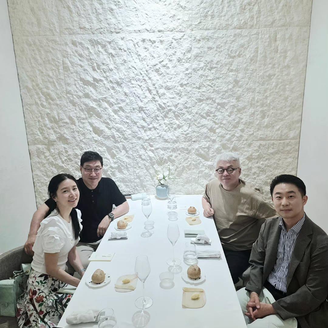 作曲家金亨錫(右上)曬出跟李英愛(左下)伉儷的聚會照。(圖/翻攝自金亨錫IG)