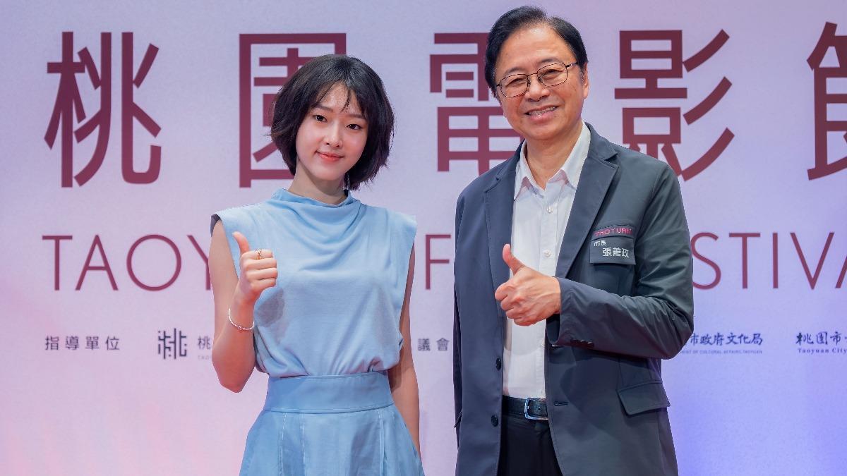 《陽光女子合唱團》何曼希(左)擔任桃園電影節形象大使與桃園市長張善政合影。(圖/桃園電影節提供)