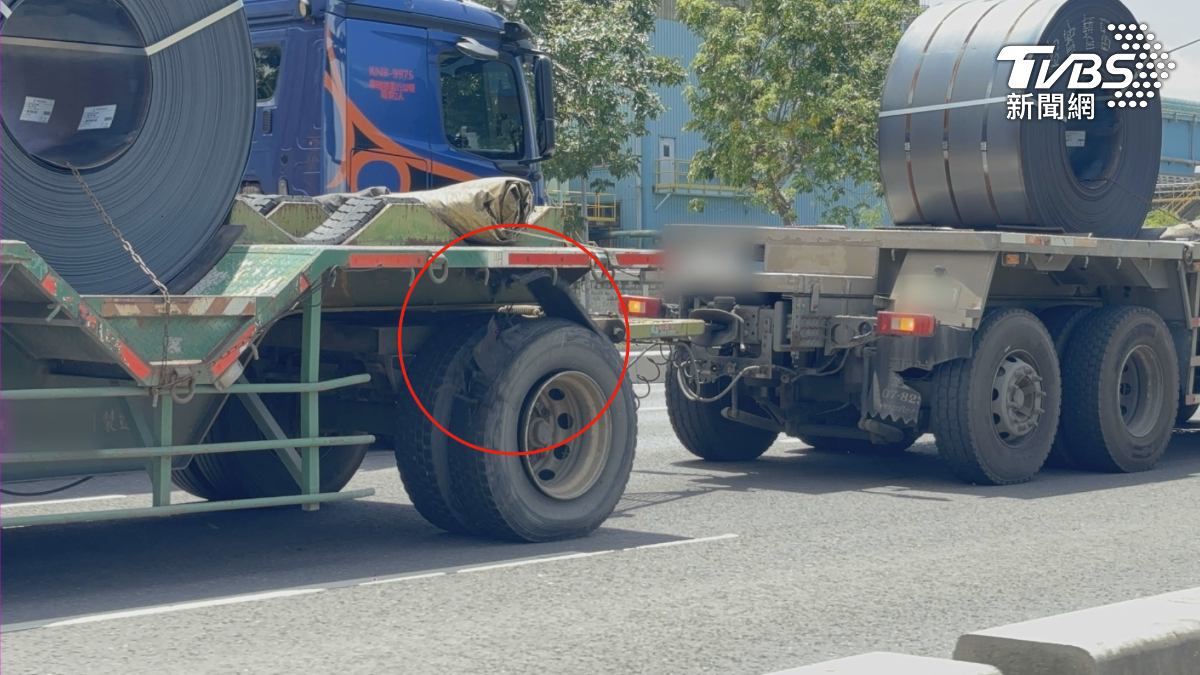 高雄小港沿海路一輛載著鋼捲的聯結車,後輪胎皮疑似解體脫落,輪框幾乎裸露,還不斷發出巨大聲響,車上載有多捆鋼捲,一旦爆胎恐會失控(圖/TVBS)