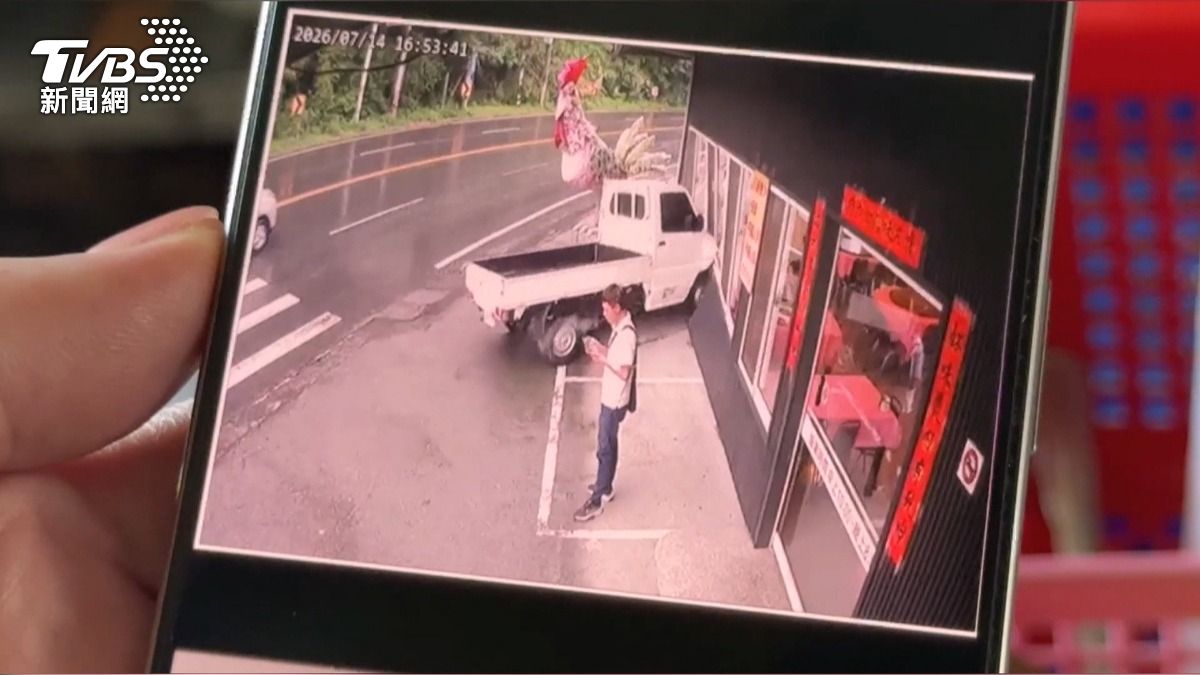 印尼移工停車忘拉手煞!貨車「自己過馬路」撞爆餐廳。(圖/TVBS)