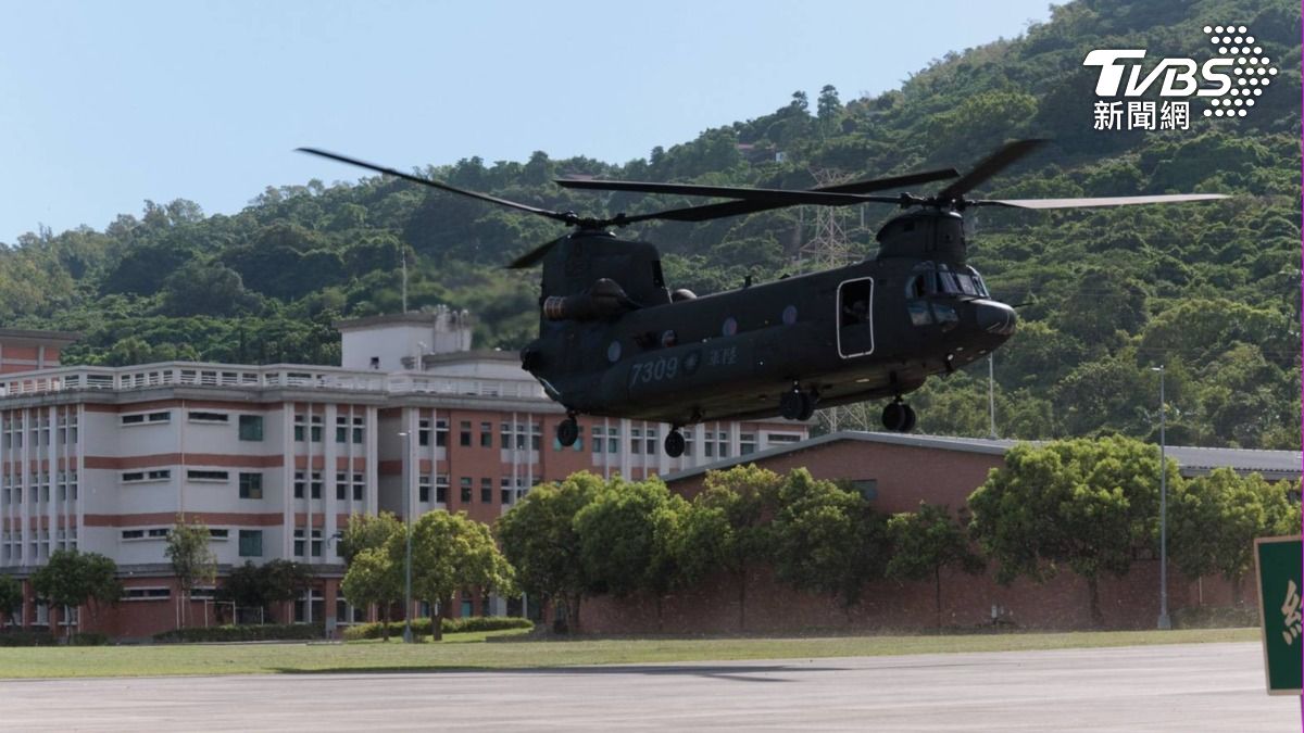 聯兵564旅搭乘CH-47SD運輸直升機進行兵力空中投送,驗證部隊戰場應變能力,強化兵種協同作戰效能。(圖/第四作戰區提供)