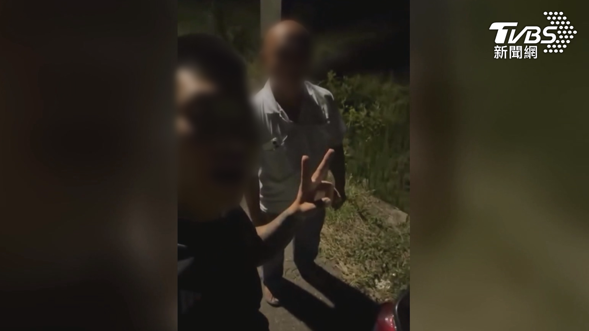 台南柳營一處民宅發生竊案,屋主發現有男子騎機車偷走4根鐵管,屋主衝出去追人,當下還與嫌犯自拍錄影,甚至要求對方比YA(圖/翻攝Threads@wins_1357)