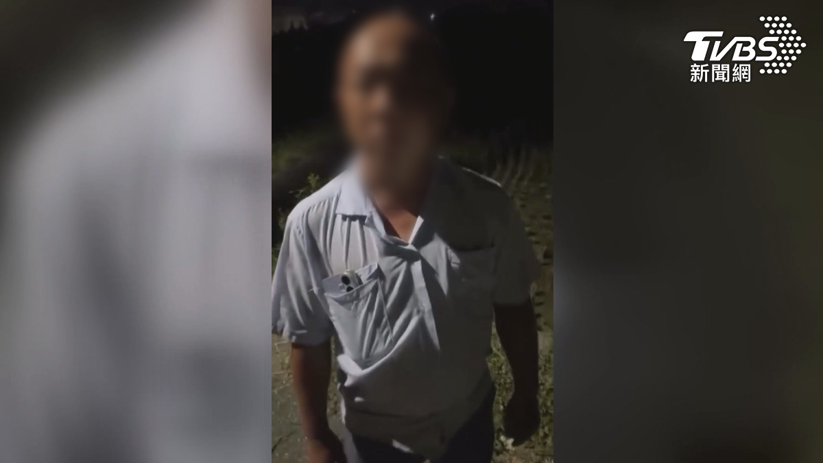 嫌犯看著鏡頭還強調不能傳出去,警方到場將人上銬逮捕,整個過程都被失主紀錄下來,男子不忘全程看鏡頭(圖/翻攝Threads@wins_1357)