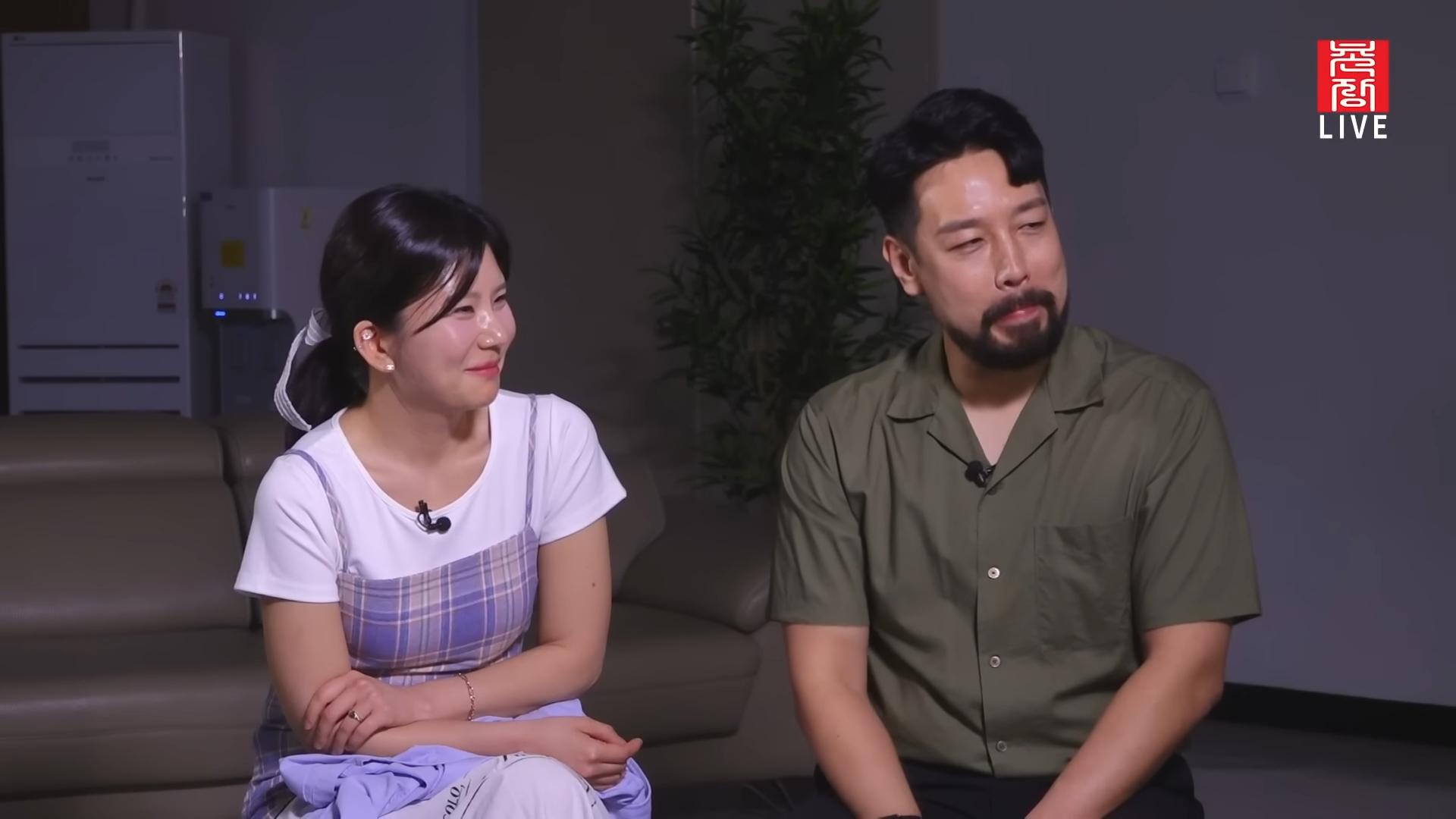 兩人交往後還立刻在4月上節目曬恩愛。（圖／翻攝自chonjang YouTube）