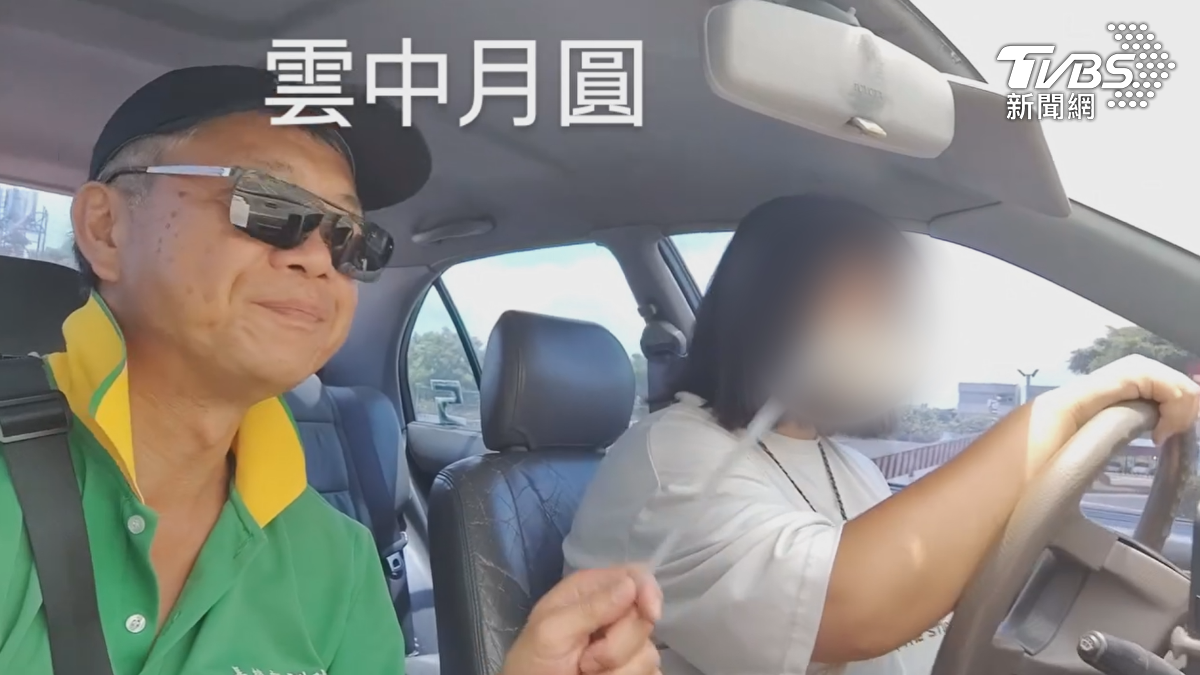 台南歸仁一間駕訓班,一名教練帶第一次上路的學員「邊聽老歌邊開車」,過程超搞笑,吸引超過20萬人次點閱!(圖/翻攝IG@ z160314)