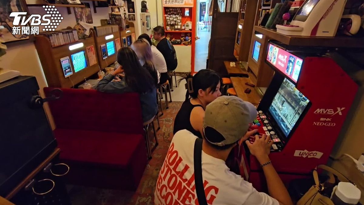 在喫茶店也能玩復古電動。(圖/TVBS)