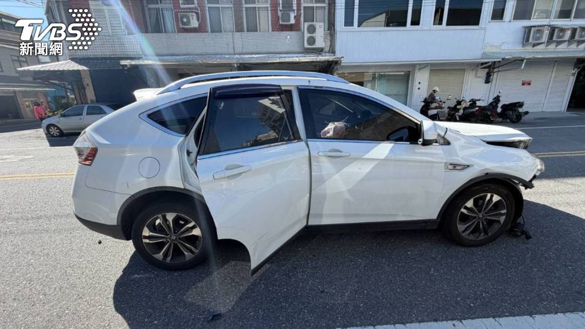 肇事白色轎車駕駛疑趕上班,經過路口未減速,導致騎士魂斷路口。(圖/TVBS)