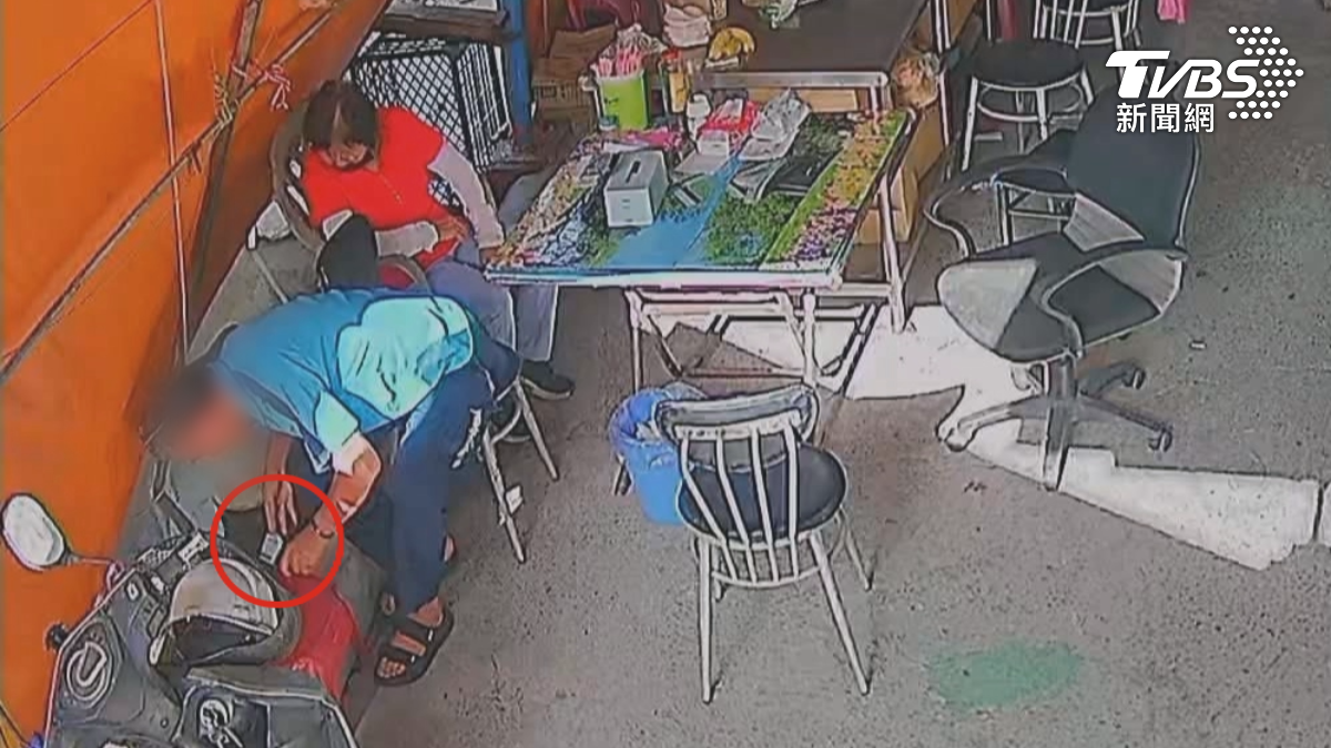屏東枋寮一間羊肉店,老闆娘口袋的1500元不小心掉在地上,顧客竟然假裝找老闆娘聊天、挪動椅子當障眼法,火速把錢撿起塞進口袋(圖/TVBS)