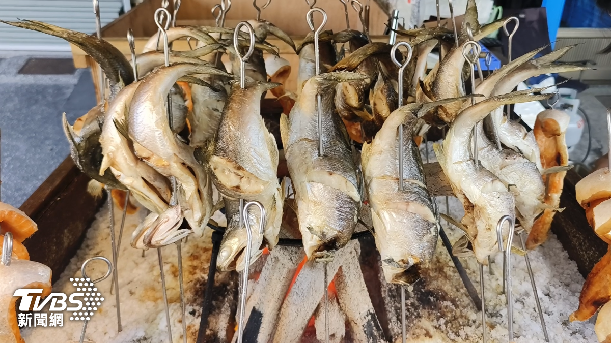 不僅視覺效果誘人,魚皮也烤到香酥脆,肉質更是鮮嫩多汁,近期在高雄掀起熱潮,短短一小時快速完售(圖/TVBS)