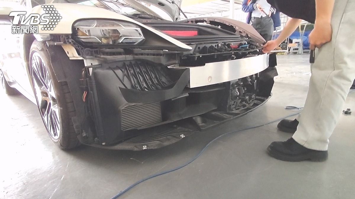 車主怒控引擎蓋不平+水箱沒換+橫桿凹陷,車廠喊冤。(圖/TVBS)