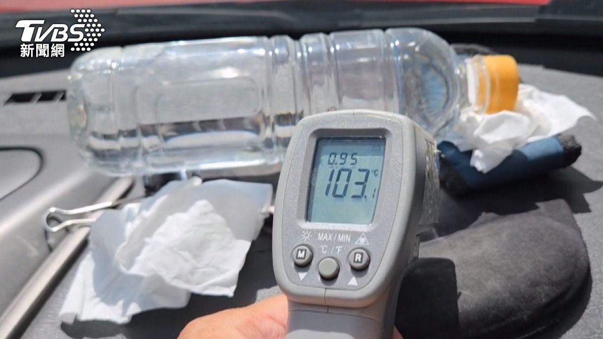瓶裝水放車內10分鐘「避光墊冒煙」!彰化消防實測冒煙畫面曝