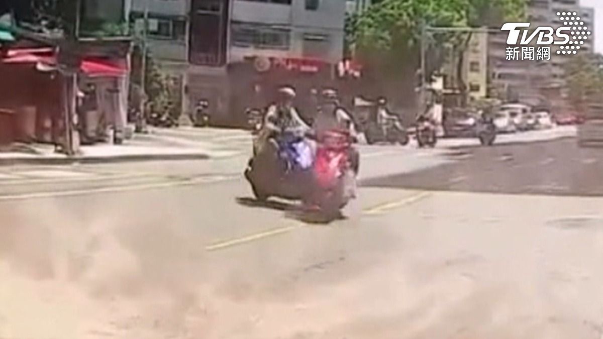 高雄鳳山一名女騎士與婦人發生碰撞後「直直往前騎」,一度被目擊民眾誤會是肇事逃逸,而警方則證實女騎士只是停的比較遠(圖/民眾提供)