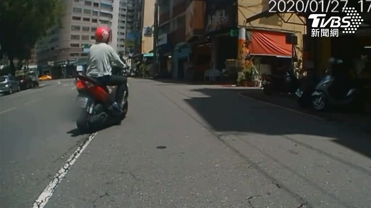 附近店家也都看到女騎士離開,而影片被PO到網路上,質疑女騎士肇逃,而路口監視器則拍到,但其實真的是冤枉了(圖/民眾提供)