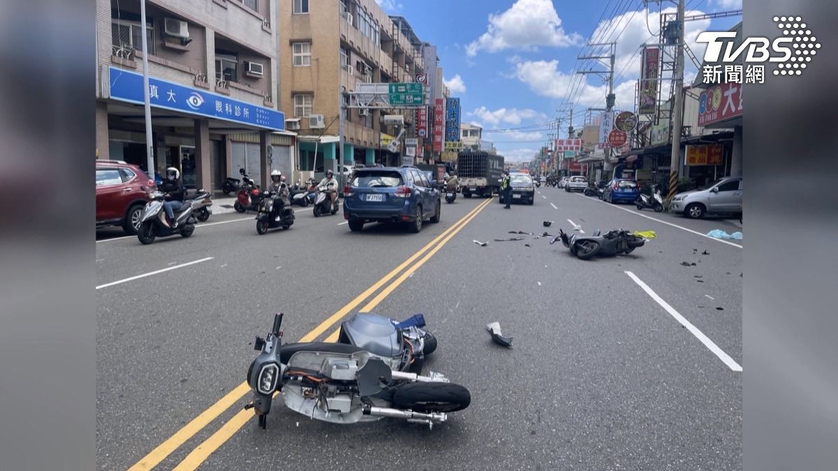 台南永康大灣路上,同樣是機車相撞,但狀況就比較慘烈一點,只見機車零件散落一地,兩名傷者各自摔飛(圖/TVBS)