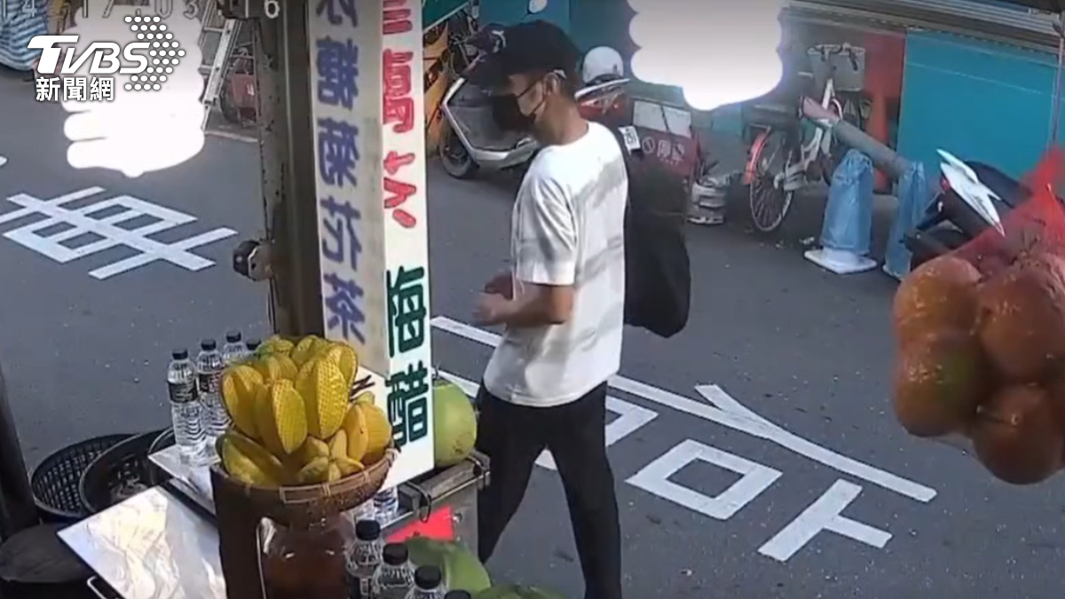 竊賊趁業者短暫外出,闖入經營約60年的老店偷走包包,得手3萬多元及手機、證件等貴重物品。(圖/TVBS)