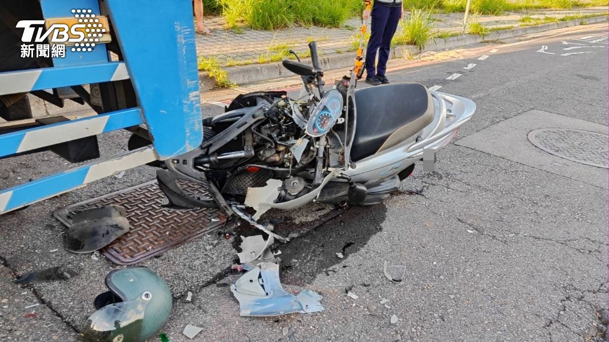 台中嚴重車禍!機車猛撞路邊聯結車 男騎士「耳鼻爆血」亡