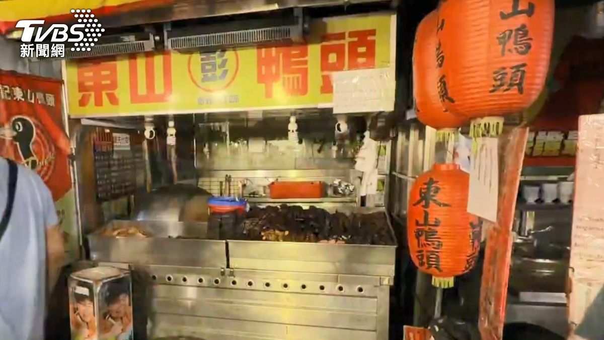 東山鴨頭與隔壁蒜肉飯攤商都算是廟東夜市人氣老店。(圖/TVBS)