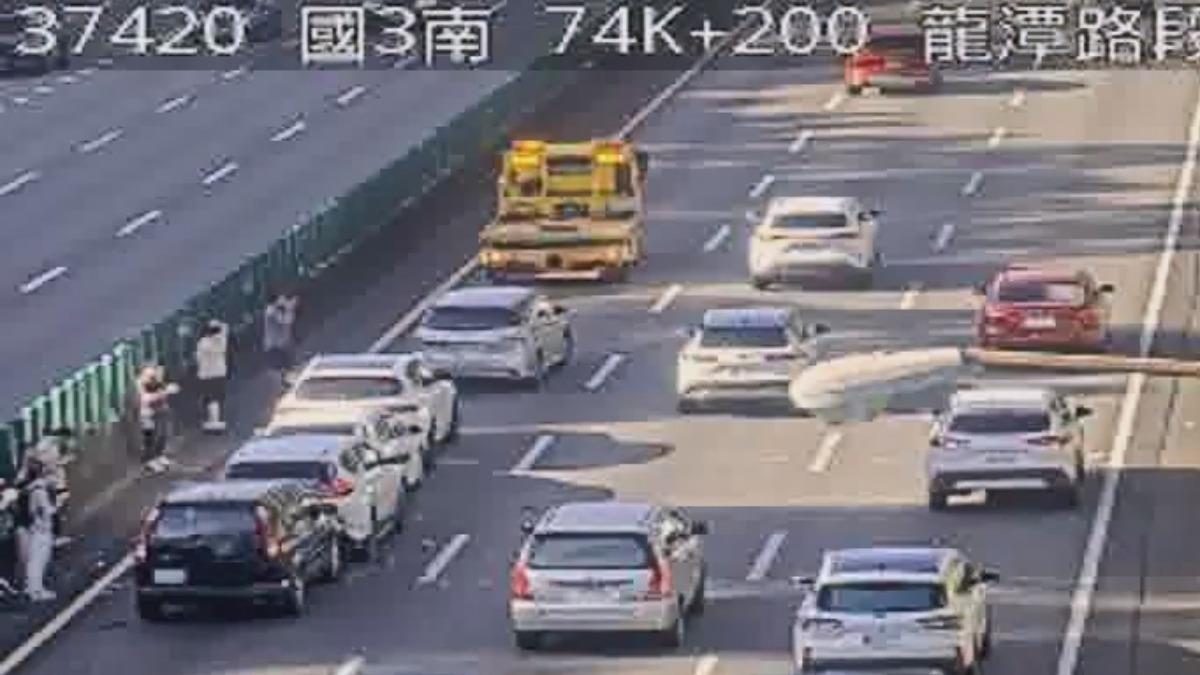 國道3號南向74.4公里多車追撞回堵。(圖/國道即時路況)