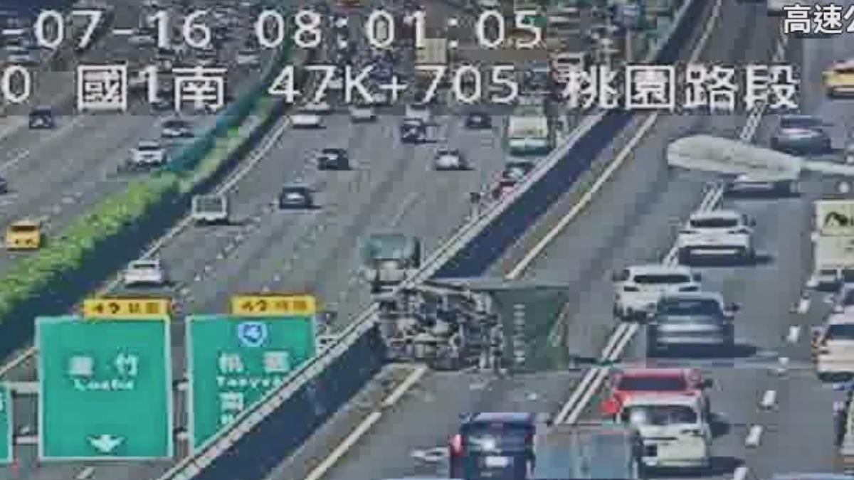 快訊/上班注意!國道1號五楊高架「小貨車撞爛翻覆」橫躺車道