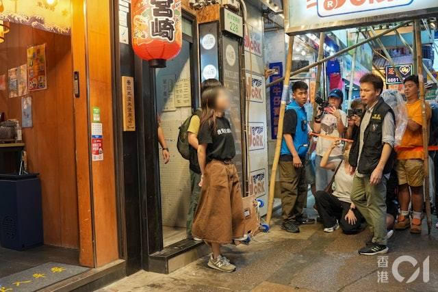 港警在「留下書舍」當場拘捕一名女子,該名女子疑似為「留下書舍」的店員 。(圖/香港01)