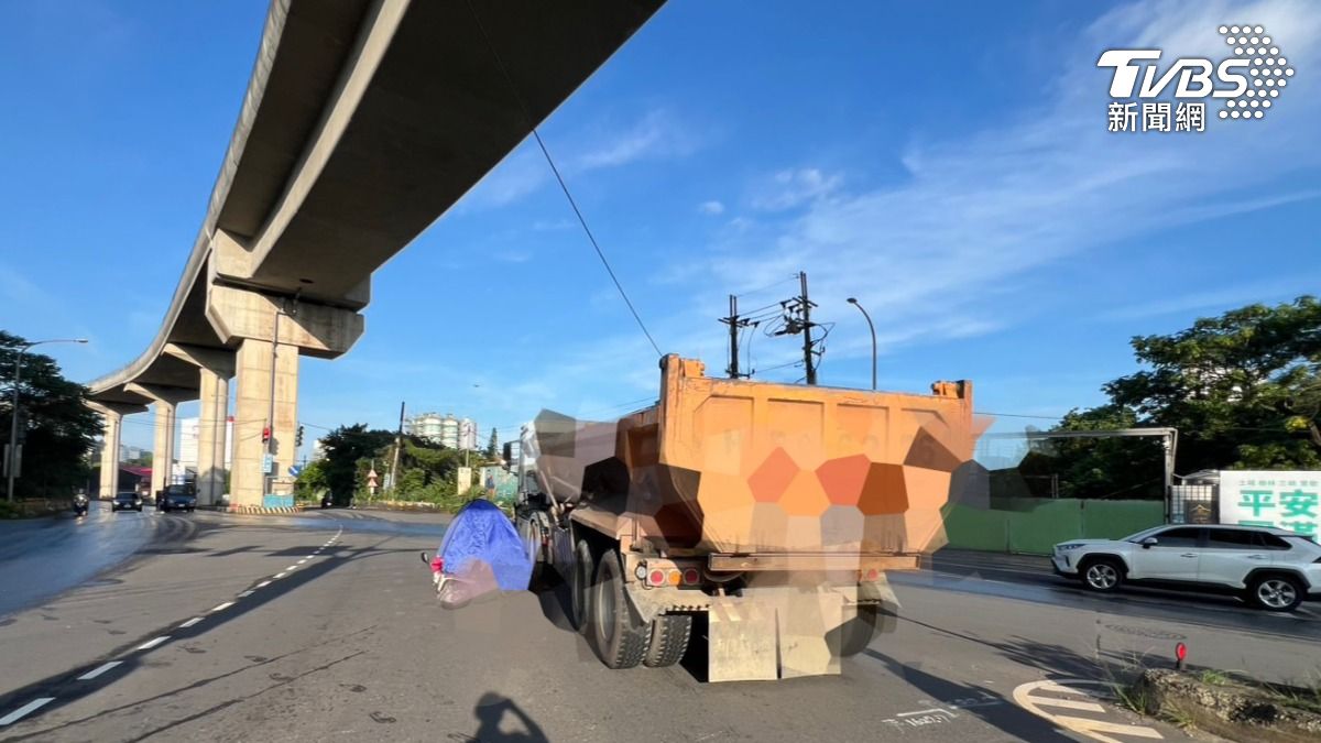 三峽火葬場外砂石車撞機車 女騎士遭輾「臟器外露」慘死