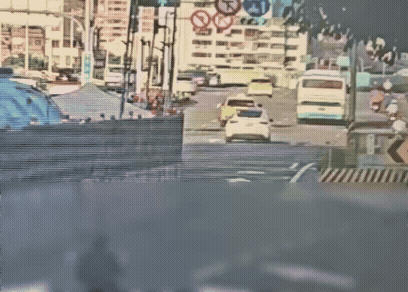 監視器拍下2車撞擊瞬間 。(圖/TVBS)