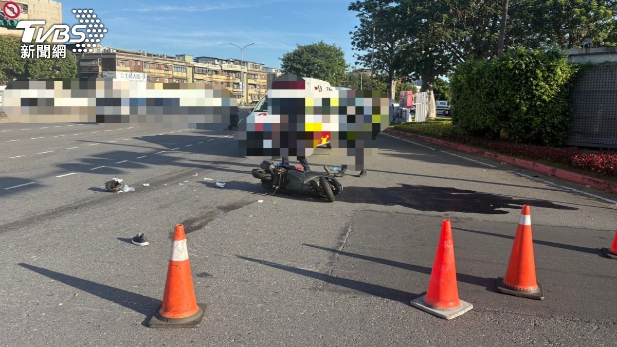汽車違規右轉,路口不慎與直行的機車碰撞,導致騎士傷重身亡。(圖/TVBS)
