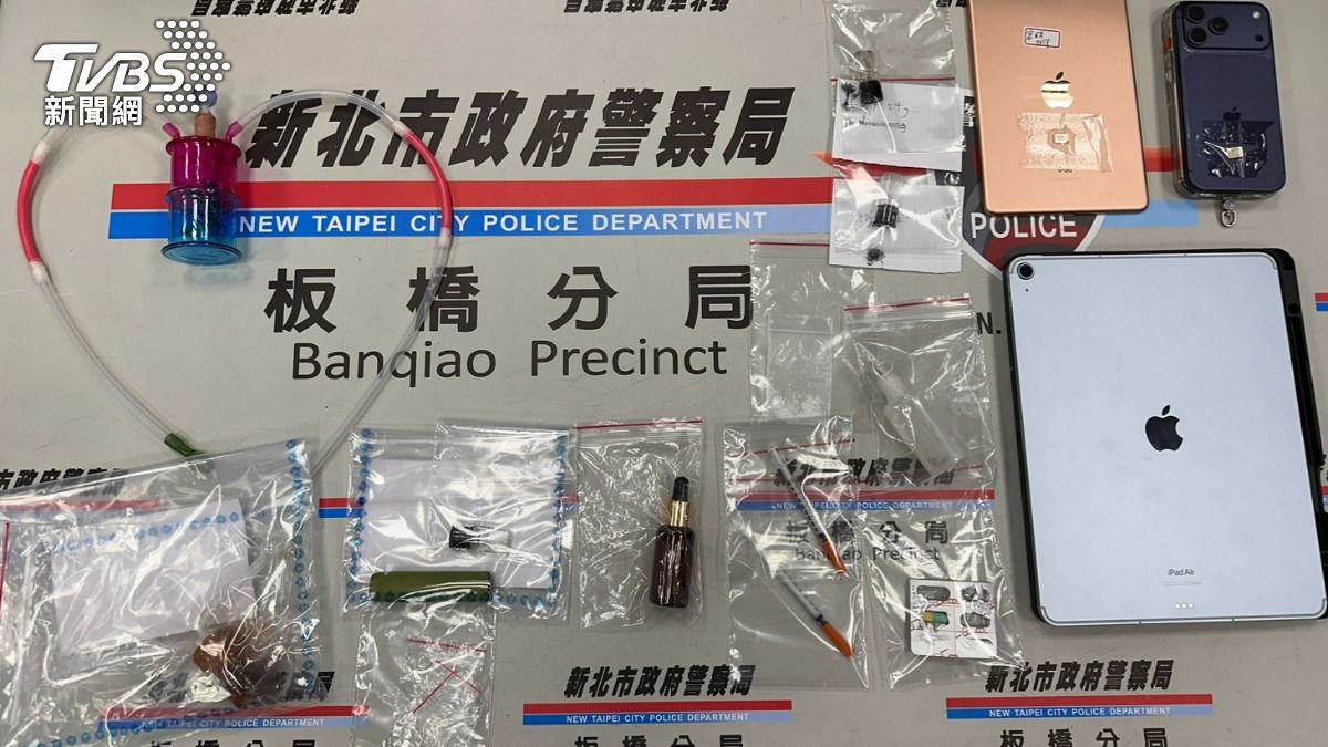 警方到場破門搜索,當場查扣安非他命吸食器、毒煙彈等違禁品。(圖/TVBS)