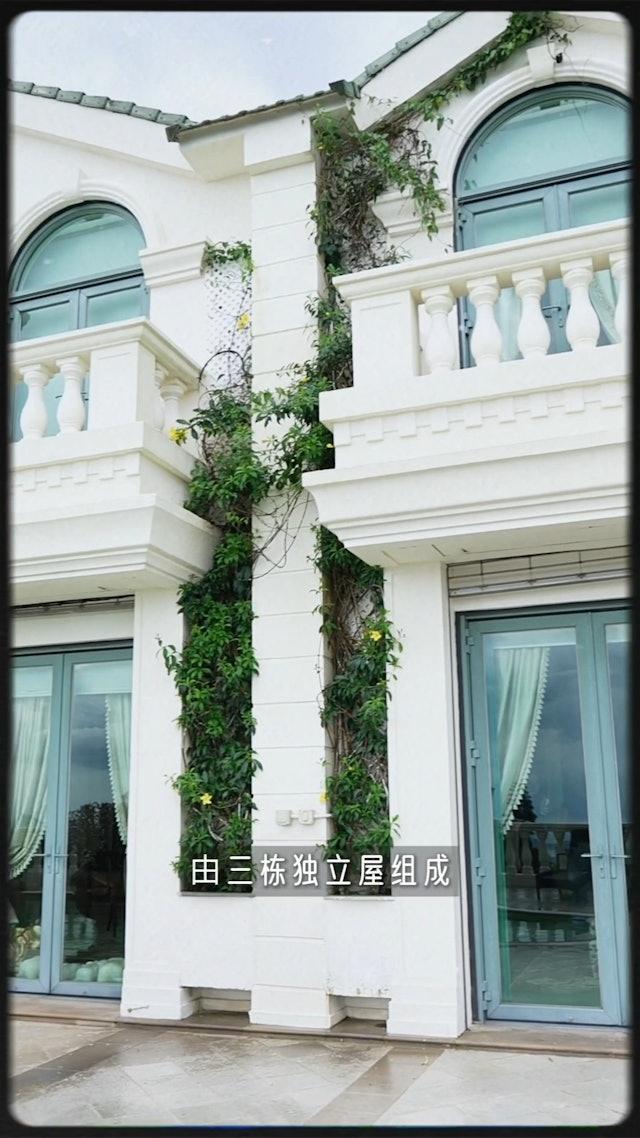 趙曾學韞超過十億港幣的豪宅由三座獨立別墅相連而成,外圍更設有寬敞的戶外陽台與私人泳池,居高臨下俯瞰無敵美景。(圖/翻攝自翁虹小紅書)