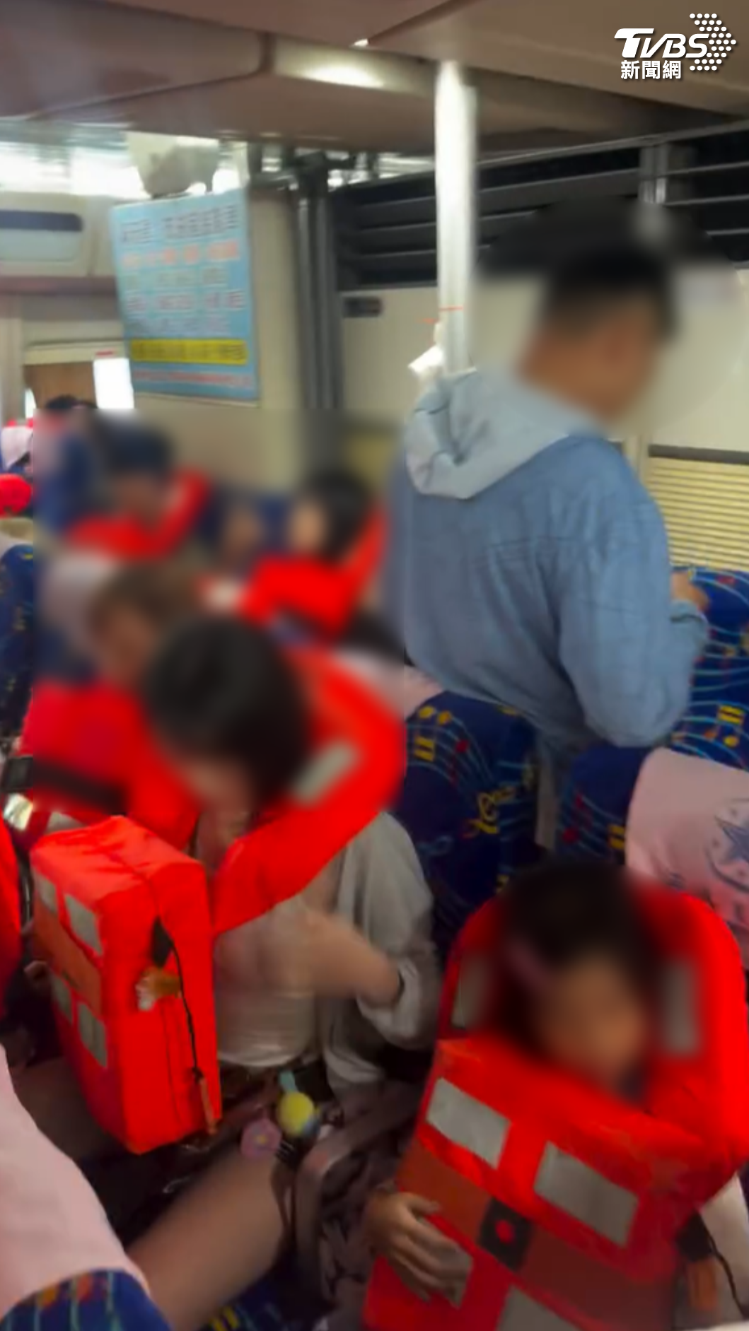 受困旅客表示,擱淺期間船上廣播完全沒有任何說明,甚至有人主動撥打電話向海巡單位求證,並自行穿上救生衣。(圖/民眾提供)