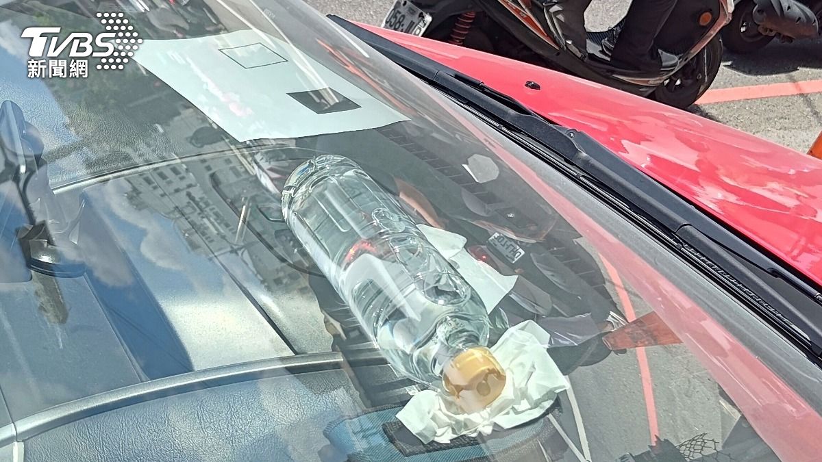 車內放瓶裝水超危險！實測十分鐘冒煙　成「凸透鏡」聚熱恐燒車