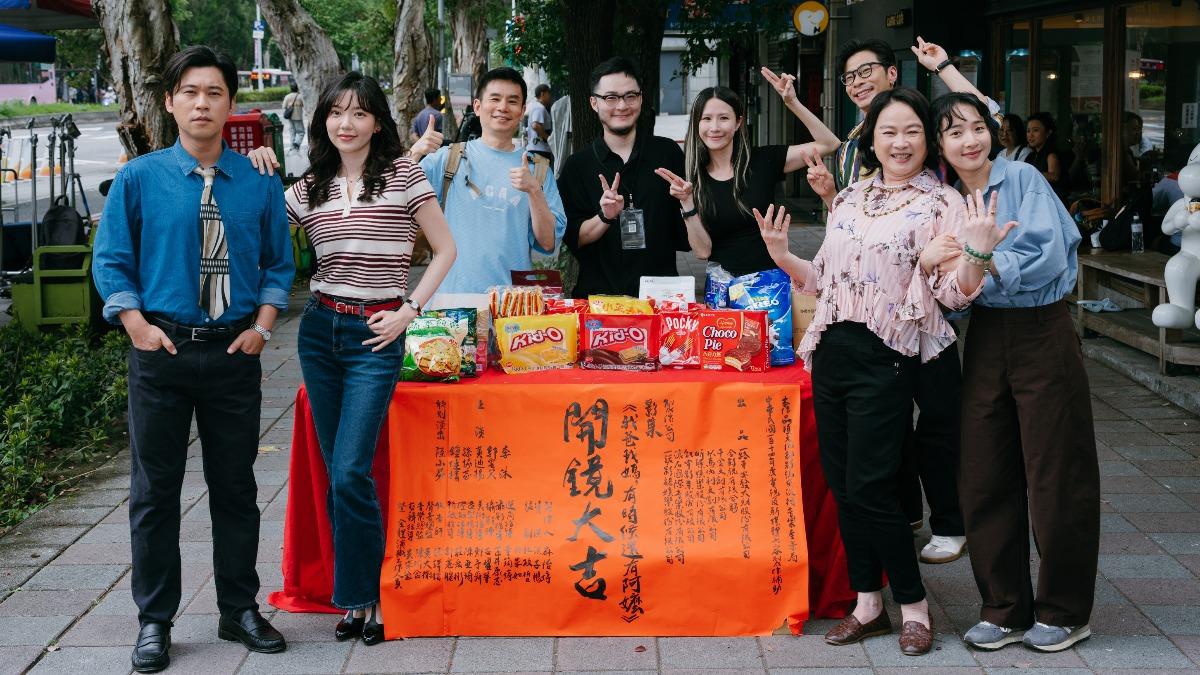 《我爸我媽，有時候還有阿嬤》由麻怡婷（右四）擔任製作人、洪子鵬（左四）擔任導演以及，以及杜政哲（左三）擔任編劇。（圖／一諾影視提供）