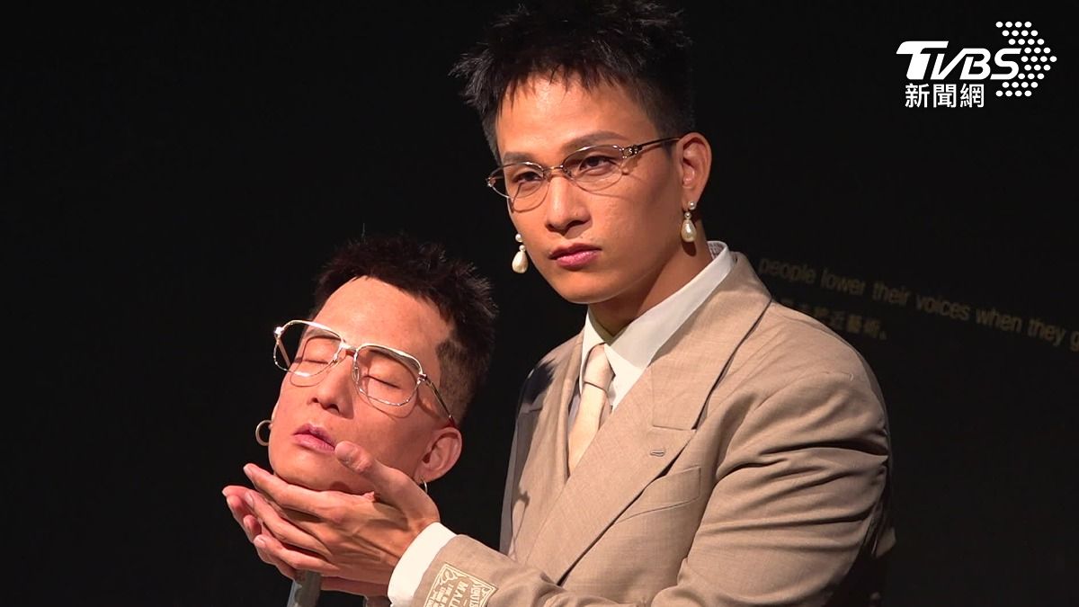 黃奇斌為新專輯《虛華的夢想是一支刀》，打造了一顆他自己一比一的「仿真人頭」。（圖／TVBS）