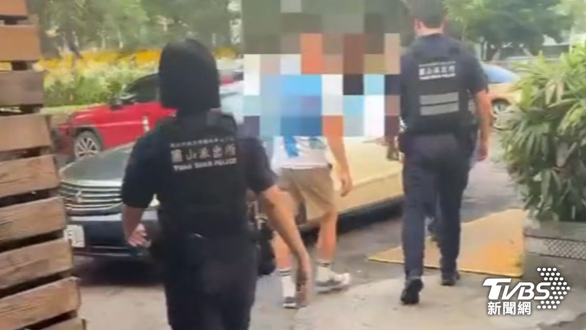 太興奮了！阿根廷華僑看球賽「放彩色信號彈慶祝」，涉社維法遭警帶回派出所。（圖／TVBS）