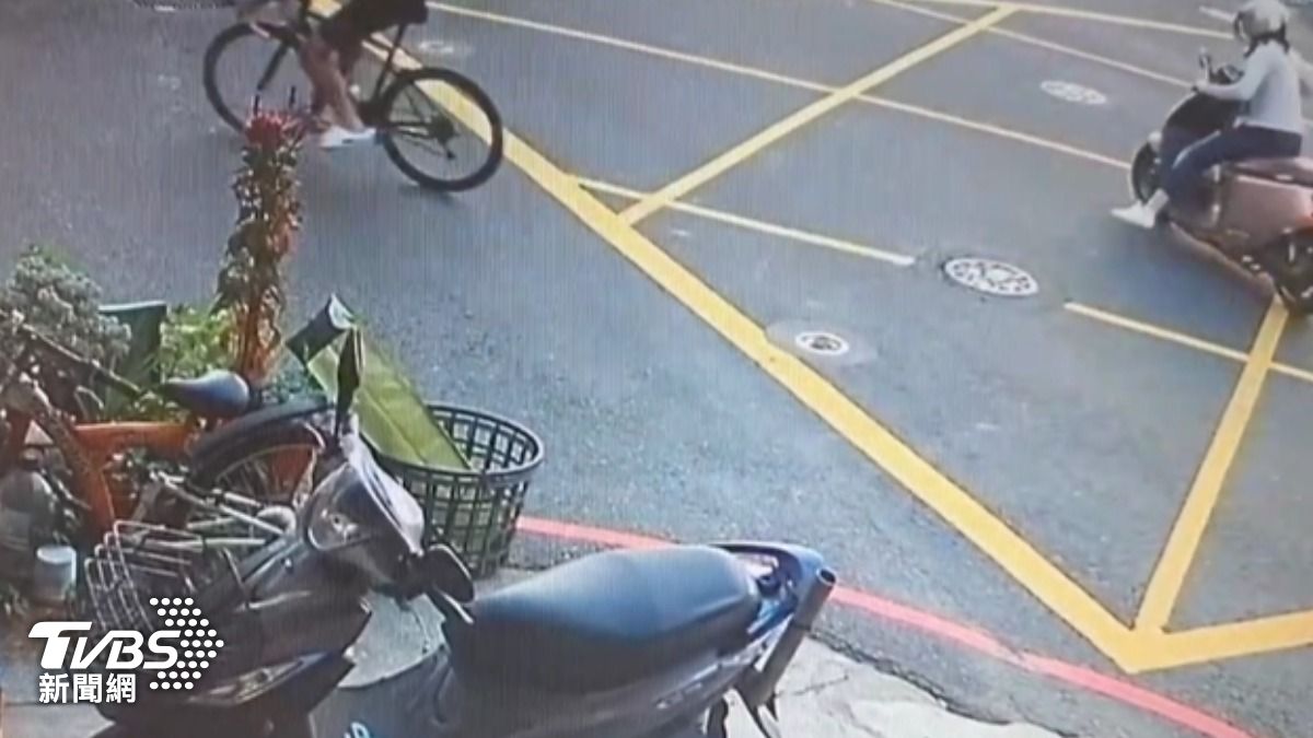 電動車碰撞單車少年,家長指控騎士逆向肇逃。(圖/TVBS)